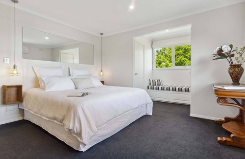 Mount Eliza Apartment | Elegant, Modernly Styled 4BR Melbourne Gem