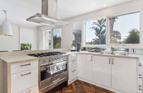Mount Eliza Apartment | Elegant, Modernly Styled 4BR Melbourne Gem