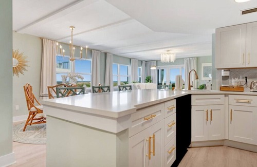 St. Augustine Beach Condo | *Auberge Chic* | L'Eau| Beachfront!