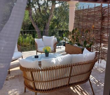 Bormes-Les-Mimosas Bed & Breakfast | Auberge du Dom