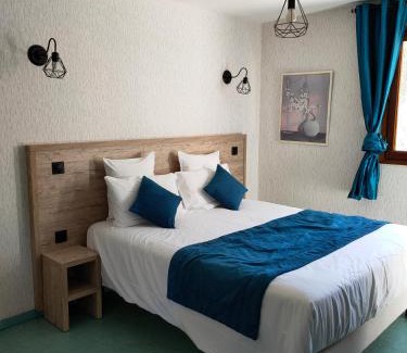 Puget-Rostang Hotel | Auberge Du Riou