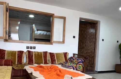 Anza House | Auberge Ensoleillée au Bord de mer