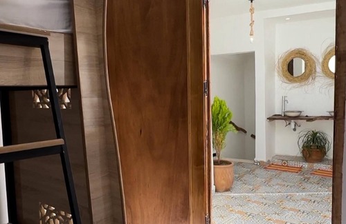 Anza House | Auberge Ensoleillée au Bord de mer