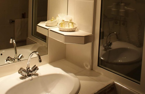 Chataigneraie Cantalienne Hotel | Auberge La Tomette, The Originals Relais