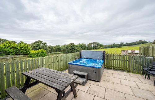 Castle Douglas Cottage | Auchenlarie Courtyard No 2 - a cottage that sleeps 6 guests in 4 bedrooms