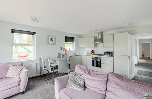 Castle Douglas Cottage | Auchenlarie Courtyard No 4 - a cottage that sleeps 5 guests in 3 bedrooms