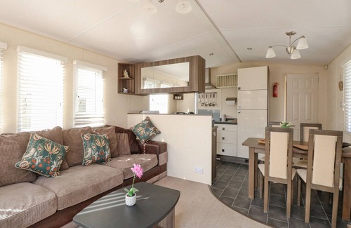 Hopton Cottage | AUDREY'S LODGE, FOXBURROW HANG, family friendly, with pool in Fritton