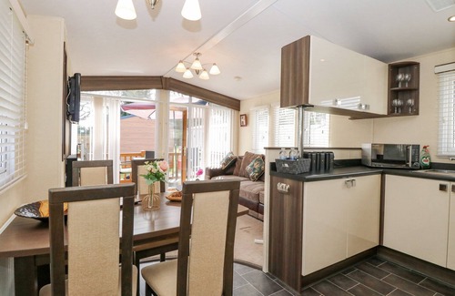 Hopton Cottage | AUDREY'S LODGE, FOXBURROW HANG, family friendly, with pool in Fritton