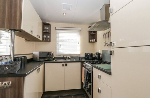 Hopton Cottage | AUDREY'S LODGE, FOXBURROW HANG, family friendly, with pool in Fritton
