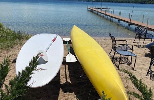 Leland House | Aug 29-Sept 2 OPEN Sand Beach North Lake Leelanau in Leland