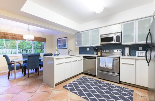 East Fort Lauderdale Villa | Aug Sep month available! 2B 2BA w POOL 4min to Fort Lauderdale beaches . Messi