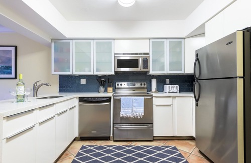 East Fort Lauderdale Villa | Aug Sep month available! 2B 2BA w POOL 4min to Fort Lauderdale beaches . Messi