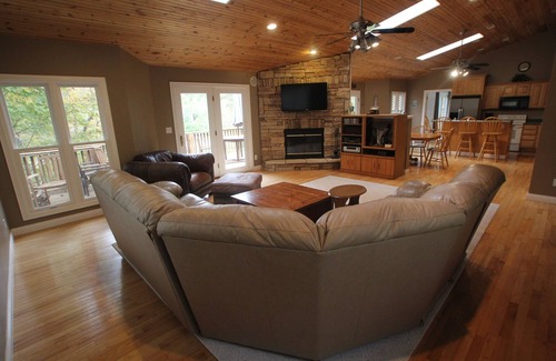 Big Creek House | Aug., Sept. and Oct. weather is great for boating. Check out our lower rates.