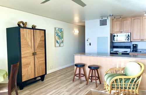 Kihei Resort | AUG Special Beautiful 1 Bedroom Beachfront condo on the beach with free parking