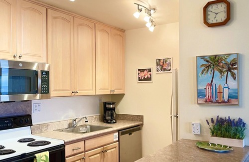 Kihei Resort | AUG Special Beautiful 1 Bedroom Beachfront condo on the beach with free parking