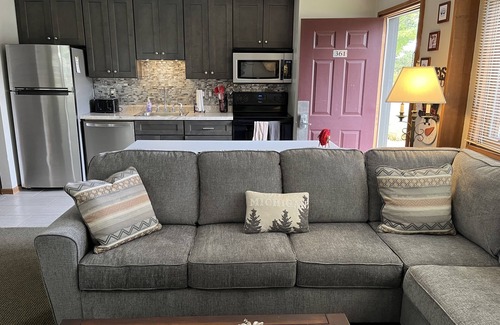 Boyne Falls Condo | August Available -Boyne Mtn Villa- 3bedrm+AC, near Lake Charlevoix & Petoskey
