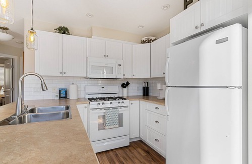 Central Okanagan Cottage | August dates available/discounted rate-family cottage with hot tub🌅🛁
