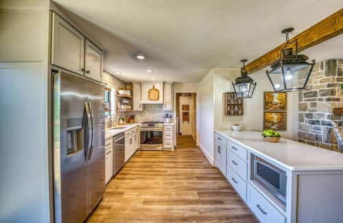 Jasper House | August Sale! Great Views on 20 ac, firepit, outdoor shower, XL deck, 2 kitchens