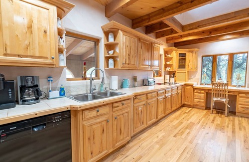 Santa Fe Villa | August Special 5BR/4BA retreat on private 5 acres in scenic foothills, book now!