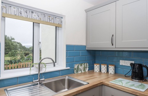 South Tawton Cottage | AUNTY JUNES COTTAGE, pet friendly, with a garden in Whiddon Down