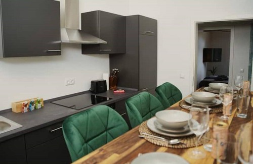 Sudenburg Condo | ☆AuR Design Apartment | Kingsize | Grill | Netflix
