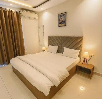 Gurugram Apartment | Auric Abode Stays- Sector 55 Golf Course Road