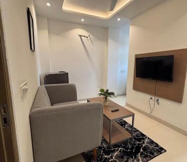 Gurugram Apartment | Auric Abode Stays- Sector 55 Golf Course Road