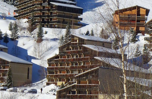 Auris Apartment | Auris en Oisans: Apt for 4, 250m from slopes, balcony, free parking, pets allowed