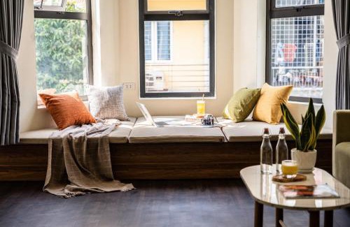 Hai Ba Trung Apartment | AURORA House Downtown-Big Deck for Group-Pool BBQ-Free Airport Pickup