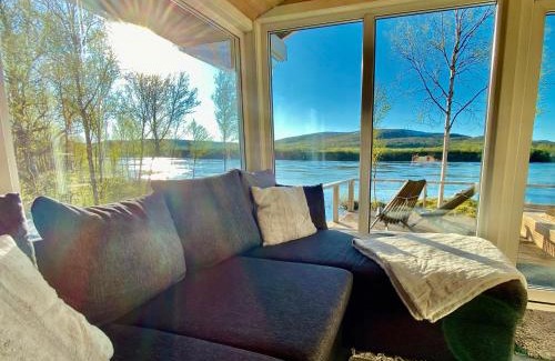 Nuorgam Ski Chalet | Aurora mökki porealtaalla Lapissa Tenojoen rannassa