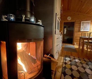 Nuorgam Ski Chalet | Aurora mökki porealtaalla Lapissa Tenojoen rannassa