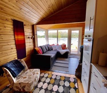 Nuorgam Ski Chalet | Aurora mökki porealtaalla Lapissa Tenojoen rannassa