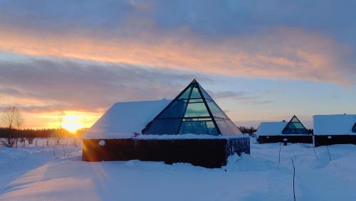 Koengaes Hotel | Aurora Pyramid Glass Igloos
