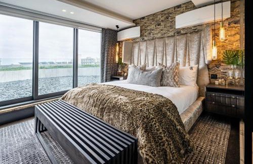Bantry Bay Apartment | Aurum 101 by Host Agents