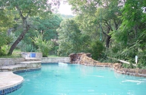 Leander House | Austin Lake Travis Pool Waterfront - Hill Country Retreat 2 Acres Sleeps 20