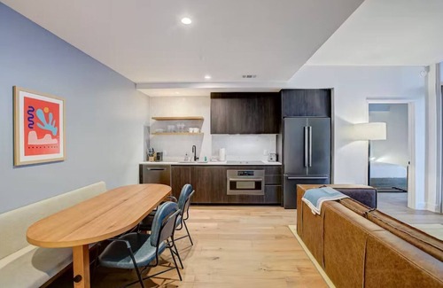 Rainey Street Historic District Condo | Austin Lux |Rooftop Pool New! by Barclé Group