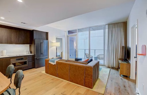 Rainey Street Historic District Condo | Austin Lux |Rooftop Pool New! by Barclé Group