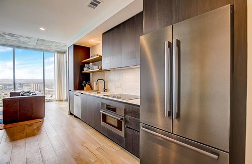 Rainey Street Historic District Condo | Austin Rainey St. corner condo - lake views, private balcony, pool & gym