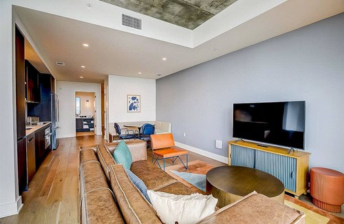 Rainey Street Historic District Condo | Austin Rainey St. corner condo - lake views, private balcony, pool & gym
