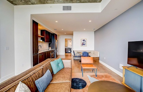 Rainey Street Historic District Condo | Austin Rainey St. corner condo - lake views, private balcony, pool & gym
