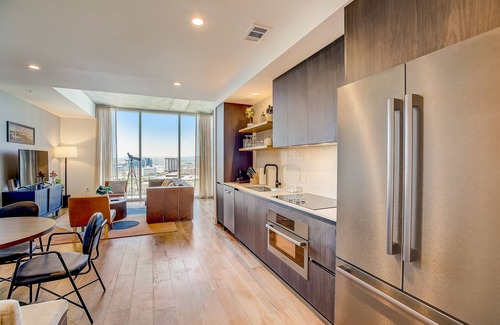 Rainey Street Historic District Condo | Austin Rainey Street perch with balcony - rooftop pool & gym