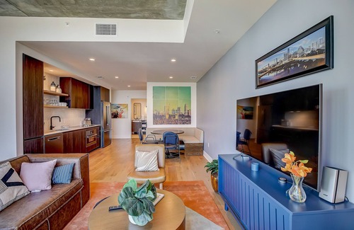Rainey Street Historic District Condo | Austin Rainey Street perch with balcony - rooftop pool & gym