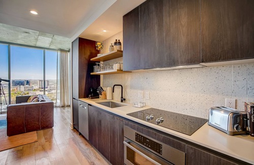 Rainey Street Historic District Condo | Austin Rainey Street perch with balcony - rooftop pool & gym