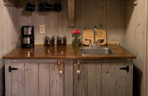 Fredericksburg Cabin | Austin Street Retreat - Eli's Suite | 1 Block to Main