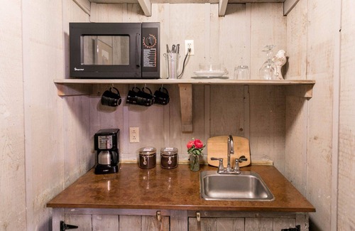 Fredericksburg Cabin | Austin Street Retreat - Eli's Suite | 1 Block to Main