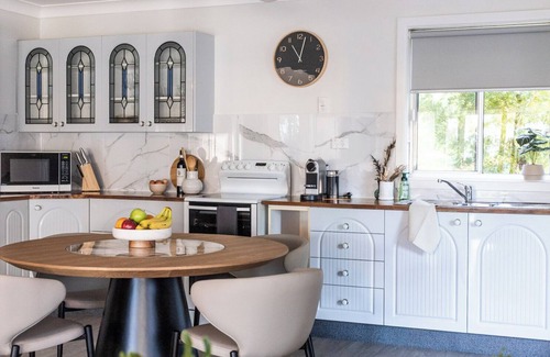 Coledale Apartment | Austinmer Bush to Beach Retreat | EV Charger | Stylish & Serene