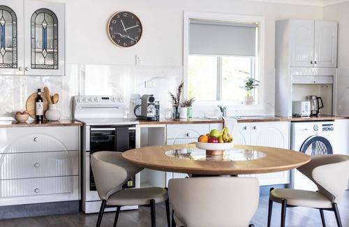 Coledale Apartment | Austinmer Bush to Beach Retreat | EV Charger | Stylish & Serene