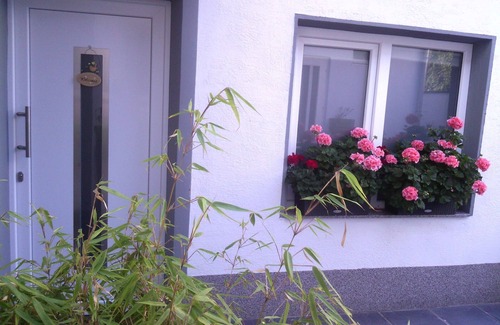 Roesrath Apartment | AusZeit guest apartment with terrace near the airport