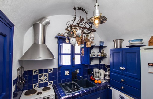 Oia Villa | Authentic 2 Bedroom Villa with outdoor Plunge Pool & Sea View, family friendly