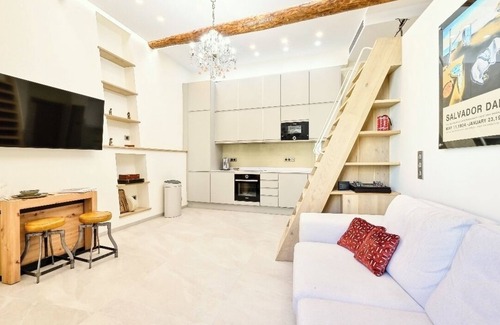 Antibes City Centre Apartment | Authentic 2-room mezzanine port d'Antibes